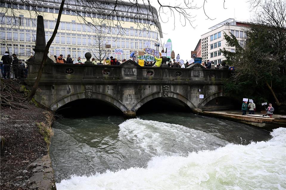Anfang März fand eine Demonstration gegen das derzeit geltende Surfverbot auf der Eisbachwelle statt. (Archivbild)Felix Hörhager/dpa