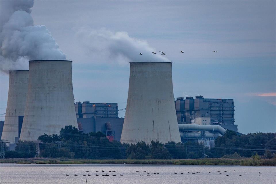Anfang September wurden an einem Umspannwerk unweit des Kraftwerks Jänschwalde in Brandenburg Sprengvorrichtungen und Pyrotechnik gefunden. (Archivbild)Frank Hammerschmidt/dpa