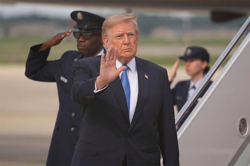 Anfang des Jahres hatten US-Spezialkräfte den langjährigen Staatschef Venezuelas, Nicolás Maduro, gefangengenommen. Nun gibt Trump einen Öl-Deal mit dem Land bekannt.Mark Schiefelbein/AP/dpa