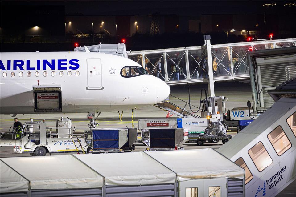 Anfangs buchte die schwarz-rote Bundesregierung nur Plätze auf Linienflügen für die Afghaninnen und Afghanen. Inzwischen werden auch Charterflugzeuge eingesetzt. (Archivfoto)Moritz Frankenberg/dpa