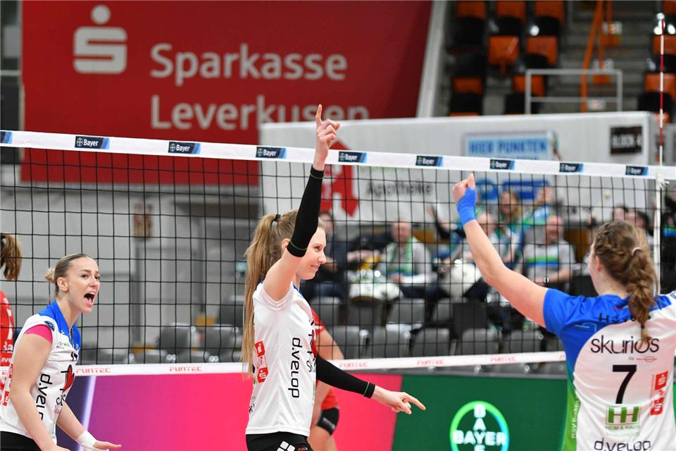 Anfangs sehr stark in Leverkusen, in Satz drei und vier mit dem gesamten Team schwächelnd: Mittelblockerin Doreen Luthers Fingerzeig zur Aufholjagd beim 3:2 in Leverkusen (rechts Sandra Hövels, links Rezija Mazure-Mago).