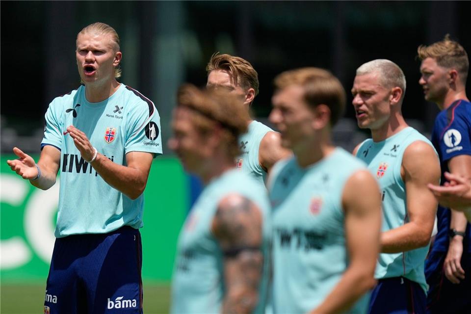 Anführer: Haaland (l.) beim Training mit den Kollegen.Rebecca Blackwell/AP/dpa