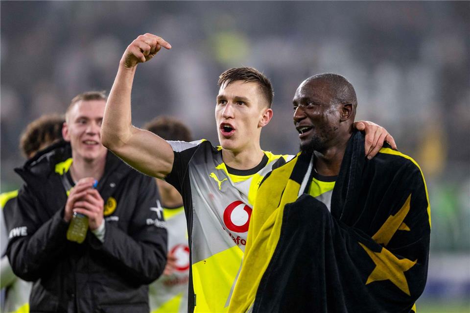 Anführer mit Ambitionen: BVB-Abwehrchef Nico Schlotterbeck (M) mit Sieg-Torschütze Serhou Guirassy (r) nach dem 2:1 in Wolfsburg.   David Inderlied/dpa