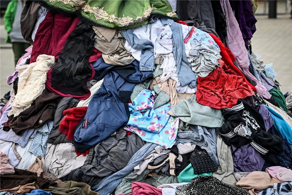 Angaben der EU-Kommission zufolge werden in Europa jährlich vier bis neun Prozent der unverkauften Textilien zerstört, bevor sie überhaupt getragen wurden. (Symbolbild)Jens Kalaene/dpa
