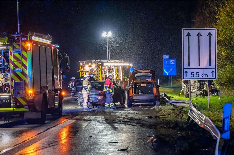 Unfall auf A45 – 13 Menschen und vier Fahrzeuge beteiligt  Angaben zum Unfallhergang konnte die Polizei bislang nicht machen.Markus Klümper/dpa