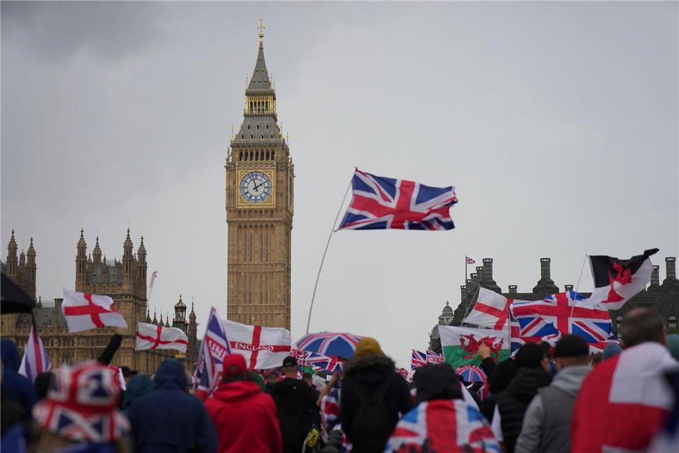 Angeführt und organisiert wurde die rechte Großdemo von dem bekannten britischen Rechtsextremisten Tommy Robinson. Joanna Chan/AP/dpa