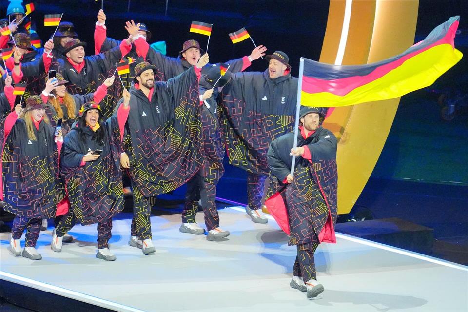 Angeführt von Fahnenträger Leon Draisaitl lief das deutsche Team ins Mailänder Stadion ein.Michael Kappeler/dpa