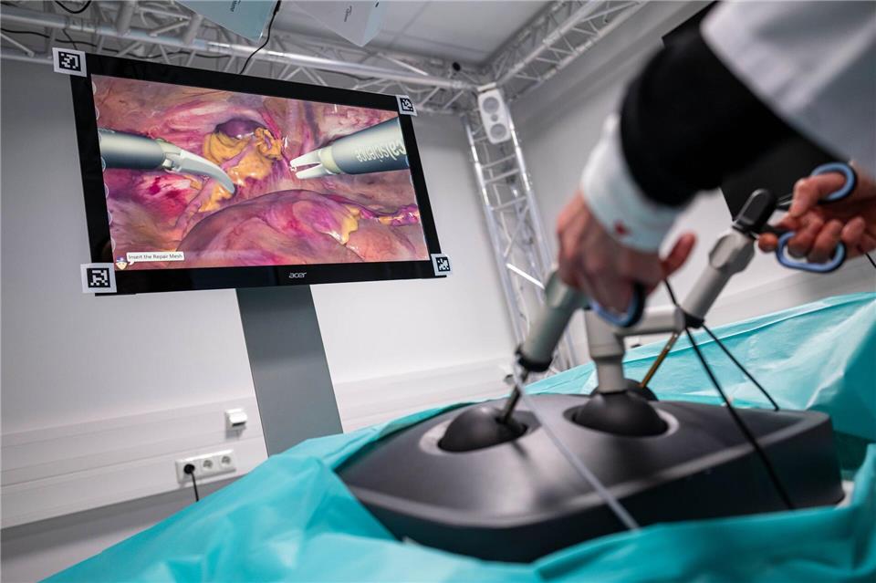 Angehende Ärzte können mit einem Simulator üben.Sina Schuldt/dpa