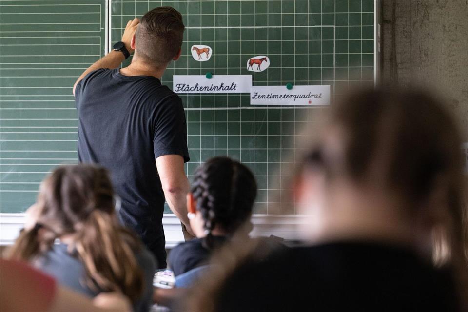 Angehende Lehrkräfte im Südwesten sind einer Umfrage zufolge mit ihrem Studium nur teilweise zufrieden. (Symbolbild)Marijan Murat/dpa
