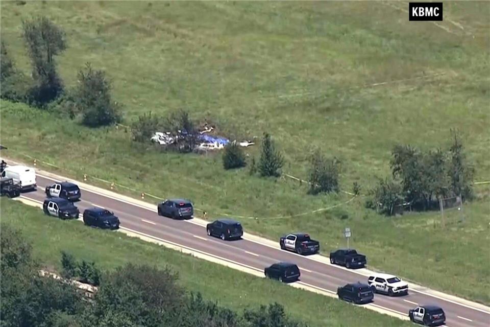 Angehörige am Boden wurden Zeugen des Absturzes.-/KMBC-TV/dpa