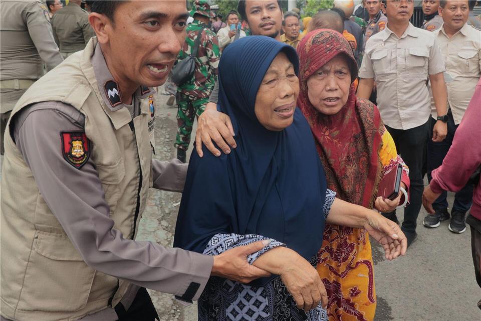 Tote und Vermisste nach Einsturz von Schule in Indonesien Angehörige bangten um ihre verschütteten Kinder.Trisnadi/AP/dpa