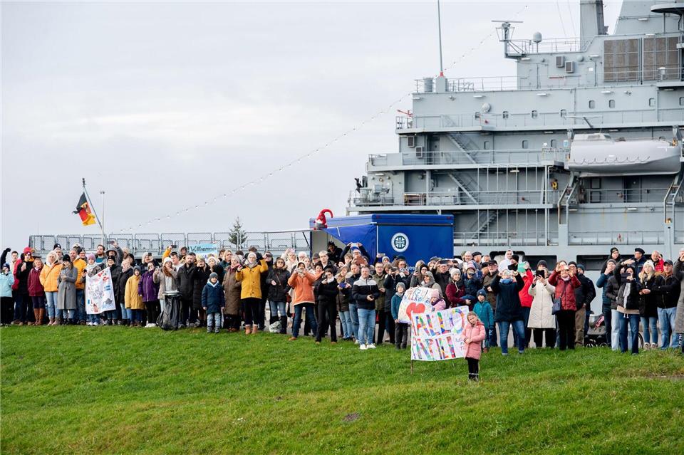 Angehörige der Besatzungsmitglieder verfolgten die Ankunft der „Berlin“ im Hafen. Das Schiff hat an multinationalen Manövern im Nordatlantik und vor der Küste der USA teilgenommen.Hauke-Christian Dittrich/dpa