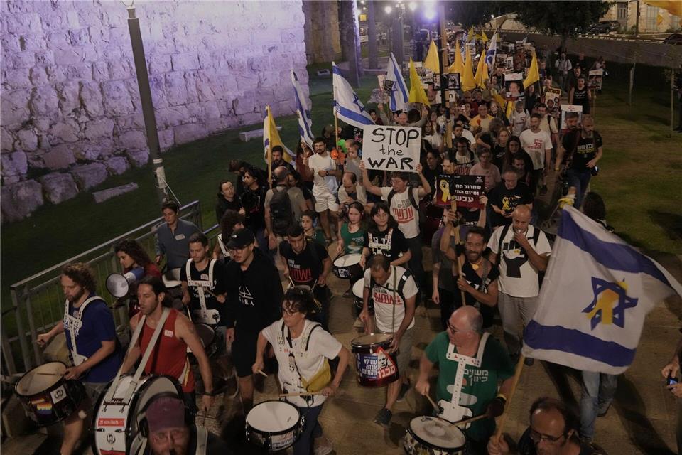 Angehörige der Geiseln werfen der israelischen Regierung vor, die Verschleppten zu opfern.   Mahmoud Illean/AP/dpa