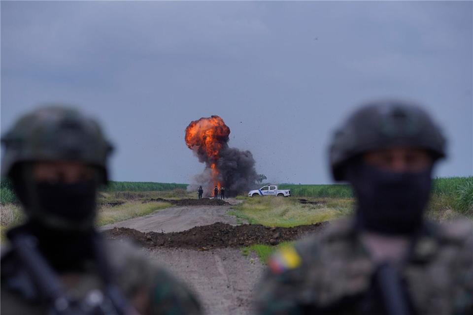 Angehörige der Luftwaffe zerstören in Milagro, Ecuador, eine Landebahn.Cesar Munoz/AP/dpa