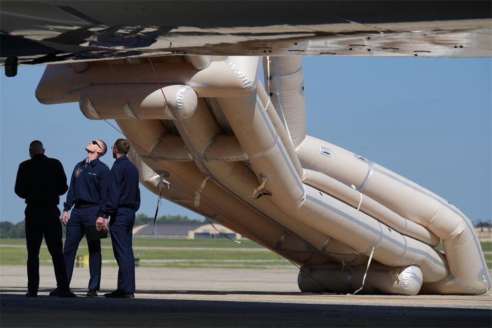 Angehörige der US-Luftwaffe kümmern sich um eine Notrutsche, die an der „Air Force One“ ausgefahren wurde, bevor US-Präsident Trump an Bord gehen wollte.Jacquelyn Martin/AP/dpa