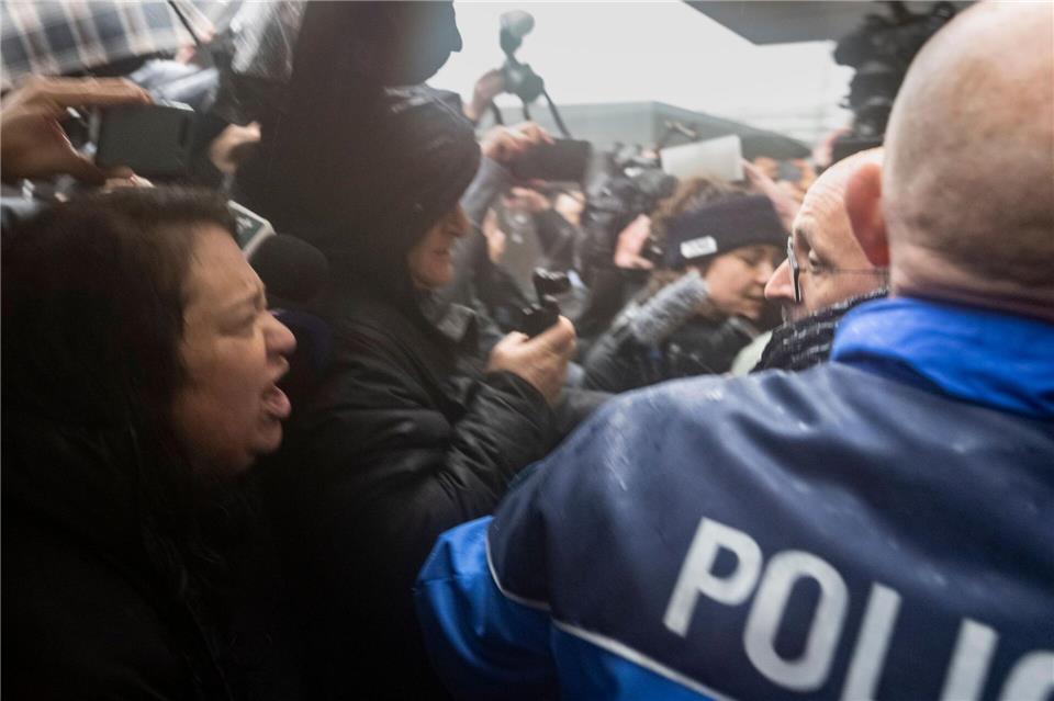 Angehörige konfrontieren Barbesitzer Moretti mit Wut und Trauer. (Archivbild)Alessandro Della Valle/KEYSTONE/dpa