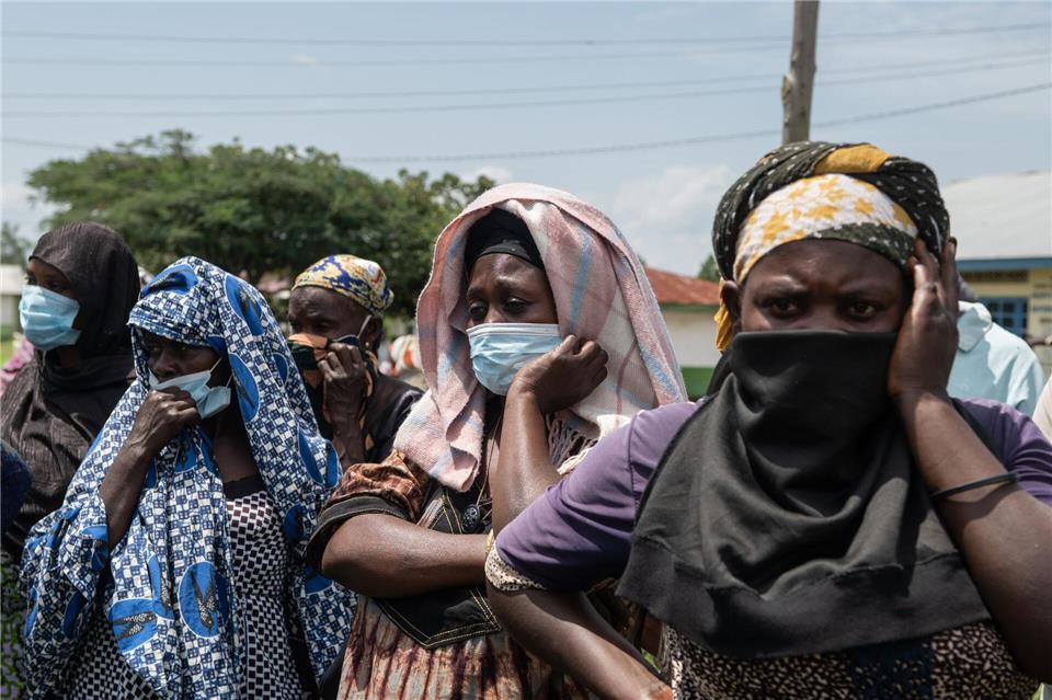 Angehörige sehen zu, wie an Ebola verstorbene Menschen aus einem Gesundheitszentrum in Rwampara, Kongo, gebracht werden.Moses Sawasawa/AP/dpa