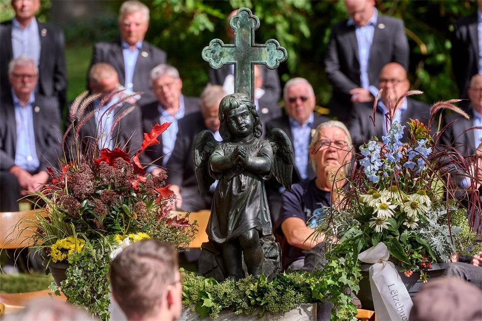 Angehörige und Anwohner gedenken 16 jungen Luxemburgern, im Widerstand gegen Nazi-Deutschland vor 82 Jahren in Diez erschossen wurden.Thomas Frey/dpa