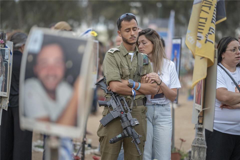 Angehörige und Freunde trauern auf dem Gelände des Nova-Festivals. Dies war vor zwei Jahren eines der Ziele der Hamas-Terroristen.