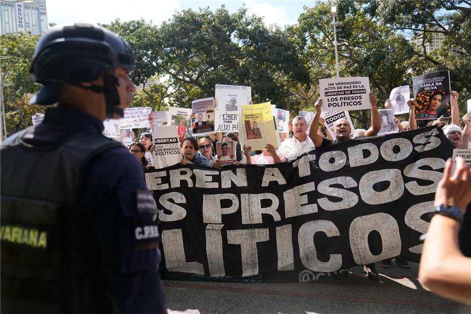 Angehörige und Menschenrechtsaktivisten haben die Freilassung aller politischen Gefangenen gefordert. (Archivbild)Ariana Cubillos/AP/dpa
