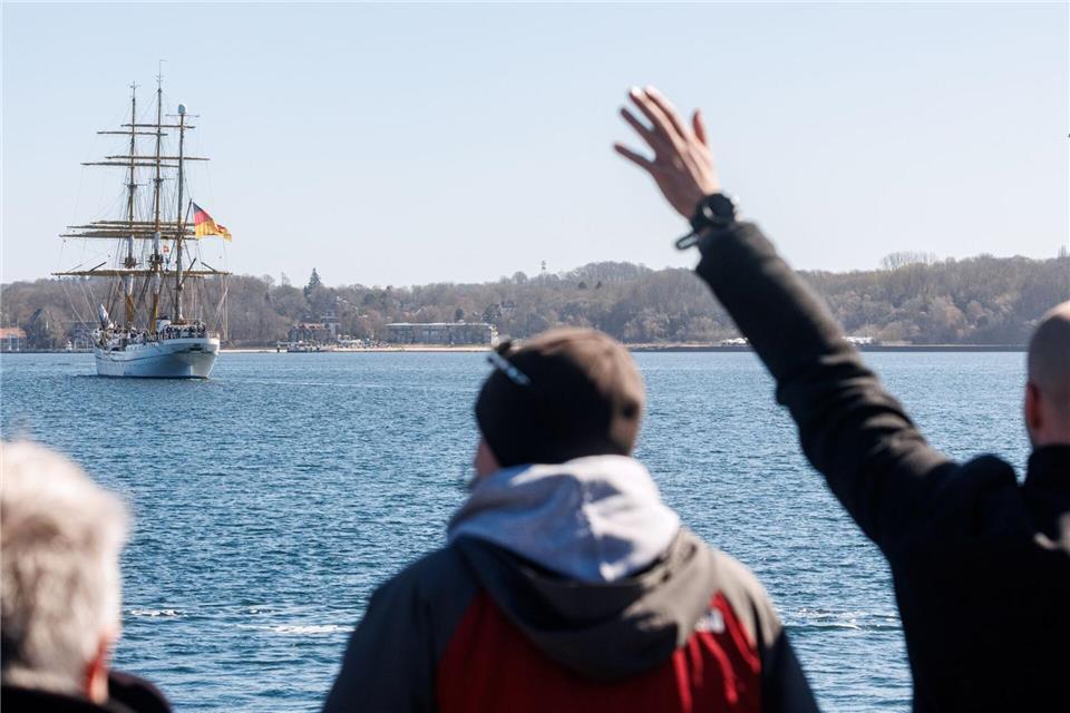 Angehörige verabschieden Crewmitglieder.Markus Scholz/dpa