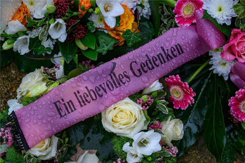 Darf aus Totenasche ein Diamant werden? Was die Politik sagt Angehörige verabschieden einen Verstorbenen an einem Grab oft mit Blumen und einer Schleife. (Archivbild)Patrick Pleul/dpa