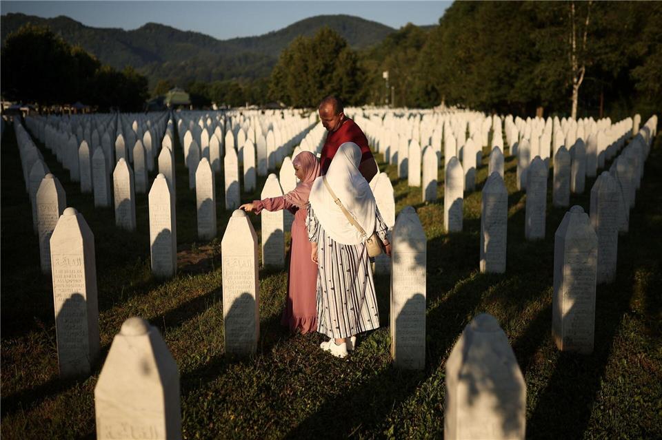 Angehörige von Opfern trauern am Jahrestag des Völkermords von Srebrenica. Armin Durgut/AP/dpa