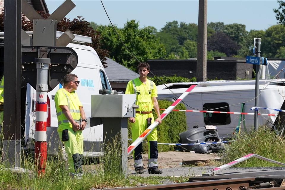 Angehörige werden vor Ort versorgt.Marius Burgelman/AP/dpa