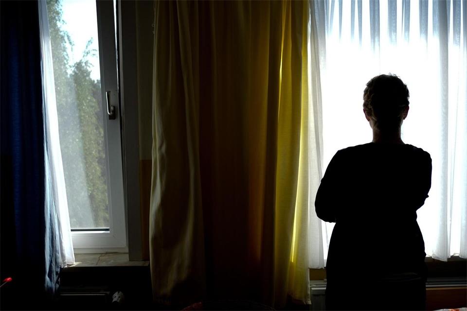 Angehörige zu pflegen bedeutet große Verantwortung und oft große Belastung, zeitlich, körperlich, psychisch. Daher ist es wichtig, dass Pflegende sich Ausgleich schaffen.Peter Steffen/dpa/dpa-tmn