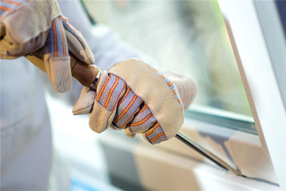 Angekippte Fenster erleichtern Einbrechern den Einstieg in fremde Wohnungen. (Symbolbild)Hauke-Christian Dittrich/dpa