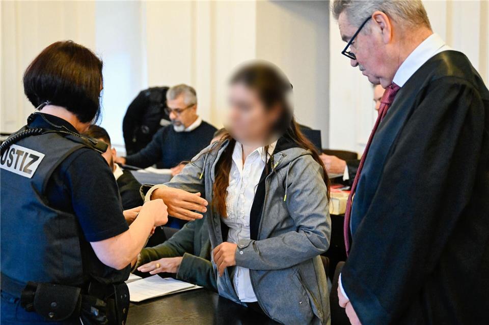 Angeklagt ist auch die Partnerin des nun geständigen Mannes. Uwe Anspach/dpa