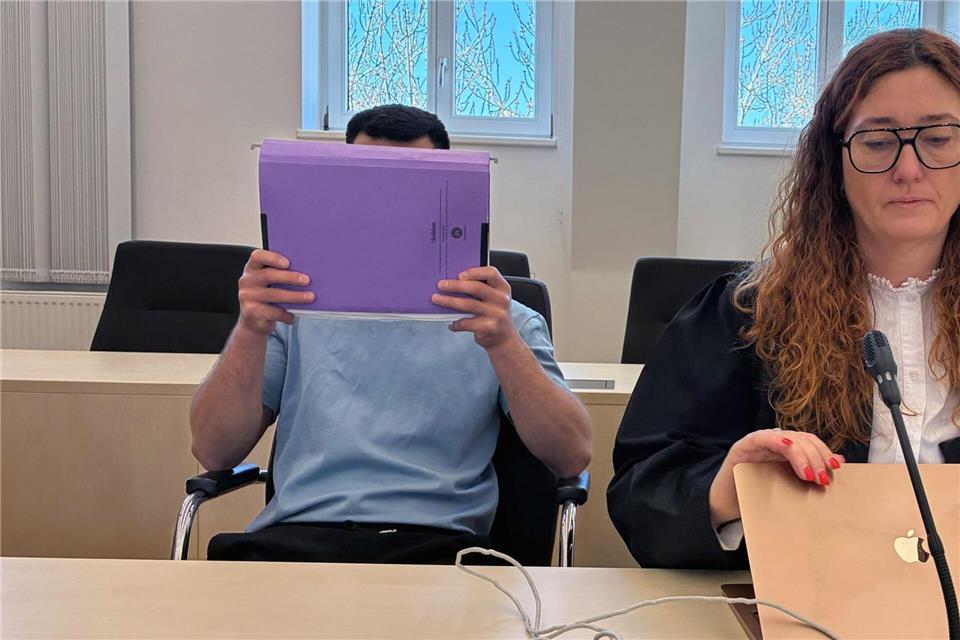 Angeklagt ist der Mann, weil ihm die Staatsanwaltschaft versuchten Mord an seiner Ex-Freundin vorwirft.Marie Frech/dpa