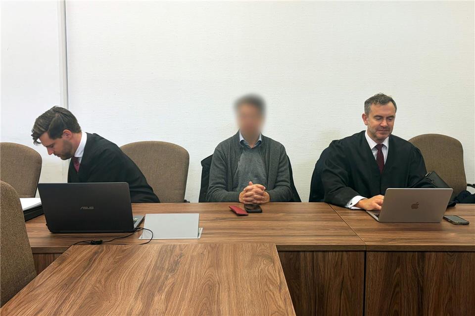 Angeklagt ist ein 56-jähriger Mann aus der Schweiz (Mitte).Marco Rauch/dpa