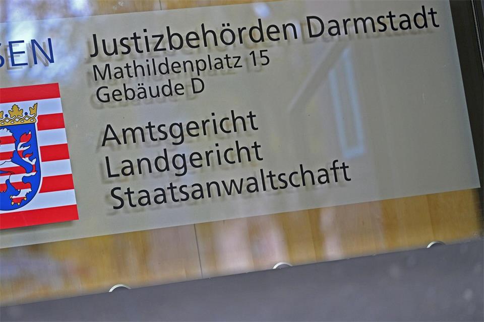 Angeklagt ist laut Staatsanwaltschaft eine Person mit ständigem Zugang zu dem Stall. (Symbolbild)Michael Brandt/dpa