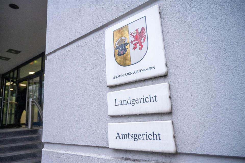 Angeklagt sind drei Männer im Alter von 30, 28 und 22 Jahren.Stefan Sauer/dpa