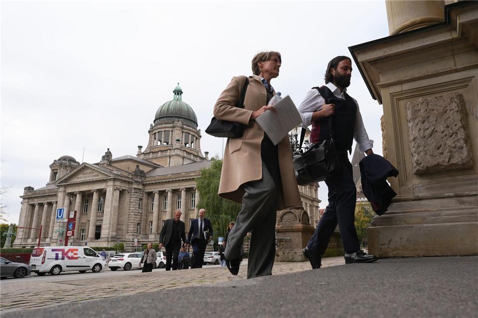 Angeklagte Block (links) und ihr Anwalt Bott (rechts) betreten das Hamburger Landgericht. (Archivbild)Marcus Brandt/dpa