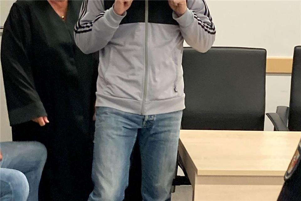 Angeklagter Physiotherapeut kommt mit seiner Verteidigerin in den Gerichtssaal. Helmut Reuter/dpa