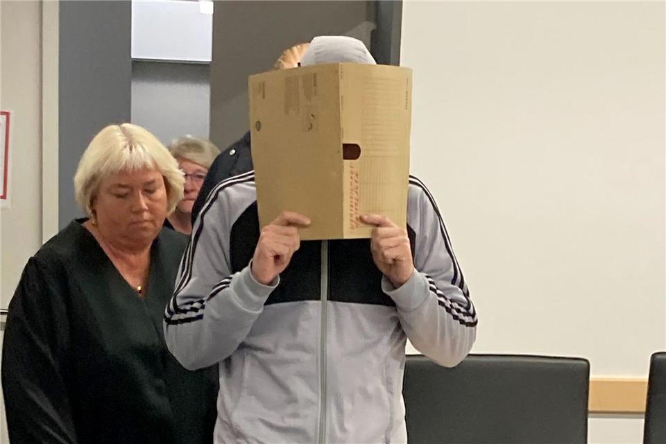 Angeklagter Physiotherapeut kommt mit seiner Verteidigerin in den Gerichtssaal. (Archivbild)Helmut Reuter/dpa