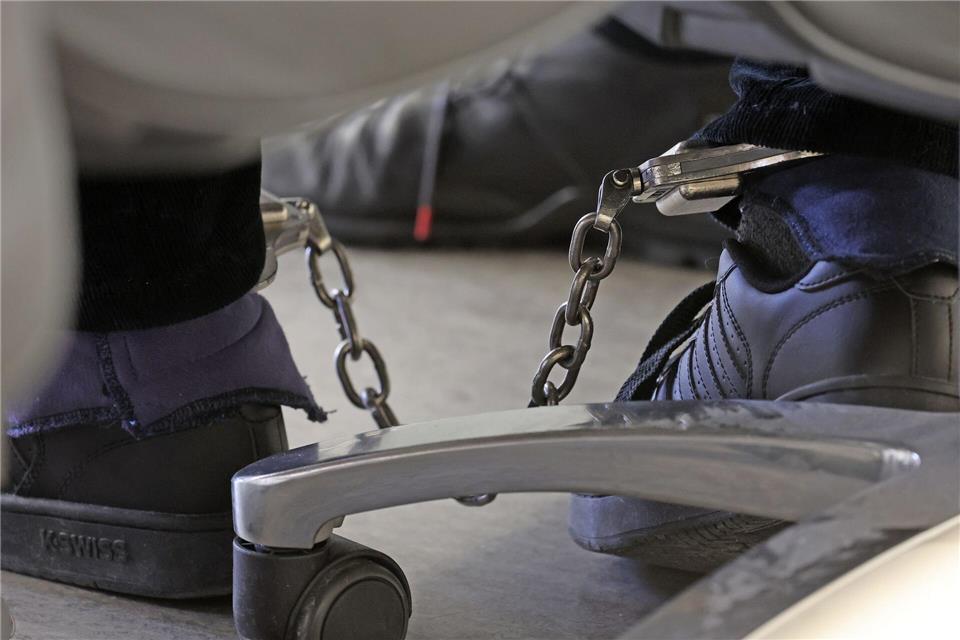 Angeklagter sitzt mit Fußfesseln im Gerichtssaal. Bernd Wüstneck/dpa