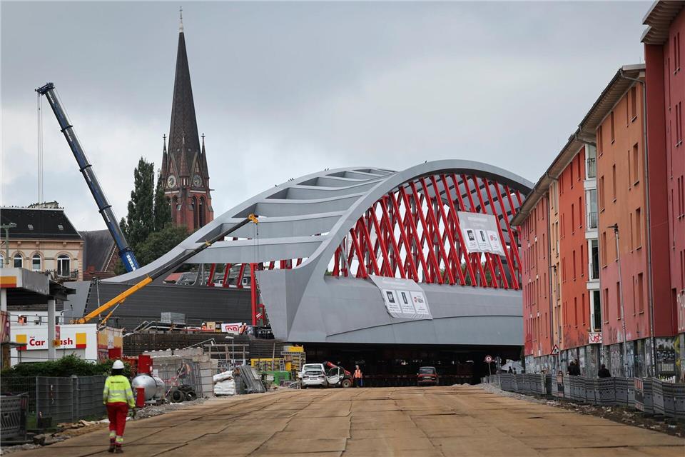 Angekommen: Die neue Sternbrücke hat ihren Zielort erreicht. Von Ende August an werden wieder rund 1.000 Züge täglich über sie rollen und damit den Hauptbahnhof und den Bahnhof Altona miteinander verbinden.Christian Charisius/dpa