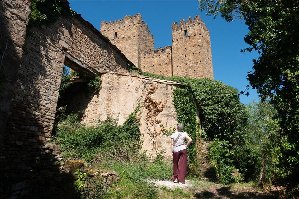 Angekommen am Ende eines verschlungenen Pfades: Burgruinen in Ruesta.Andreas Drouve/dpa-tmn