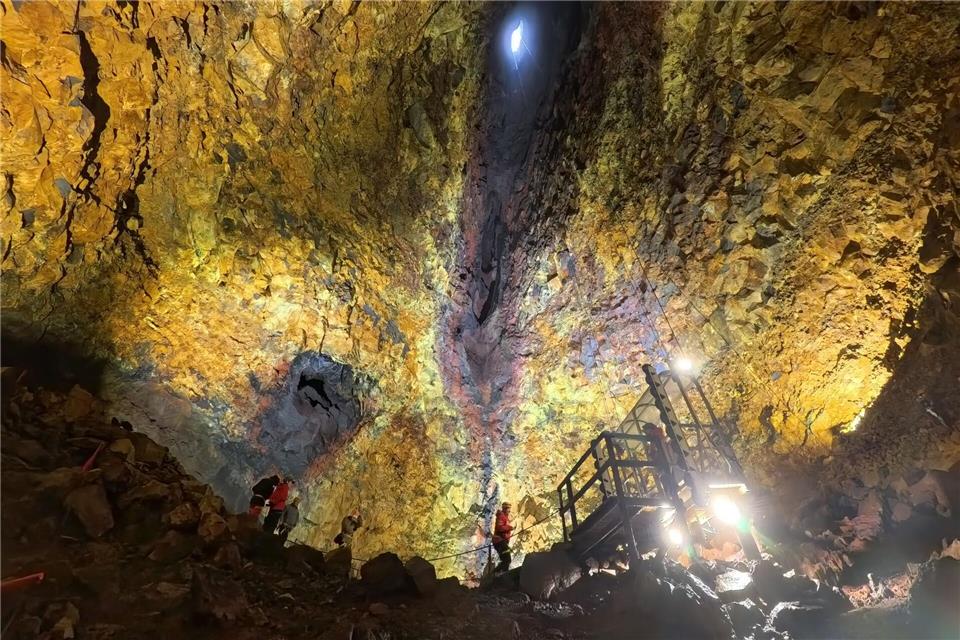 Angekommen, wo es einst kochte: in der Magmakammer des erloschenen Vulkans.Manuel Meyer/dpa-tmn