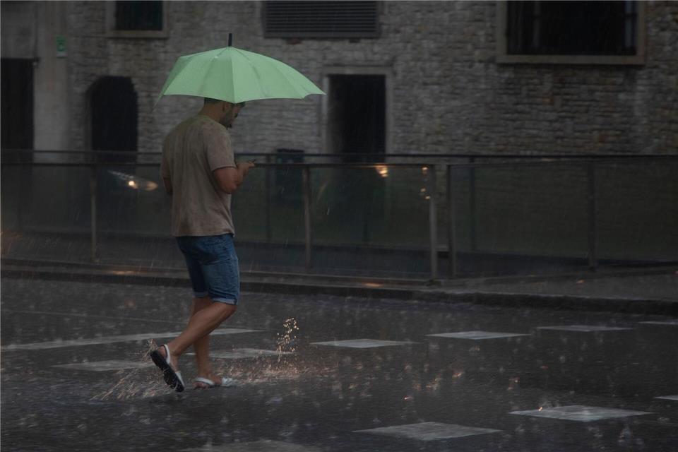 Sturm und Regen sorgen für Chaos auf Mallorca Angekündigt wurden bis zu 50 Liter Regen pro Quadratmeter.Clara Margais/dpa