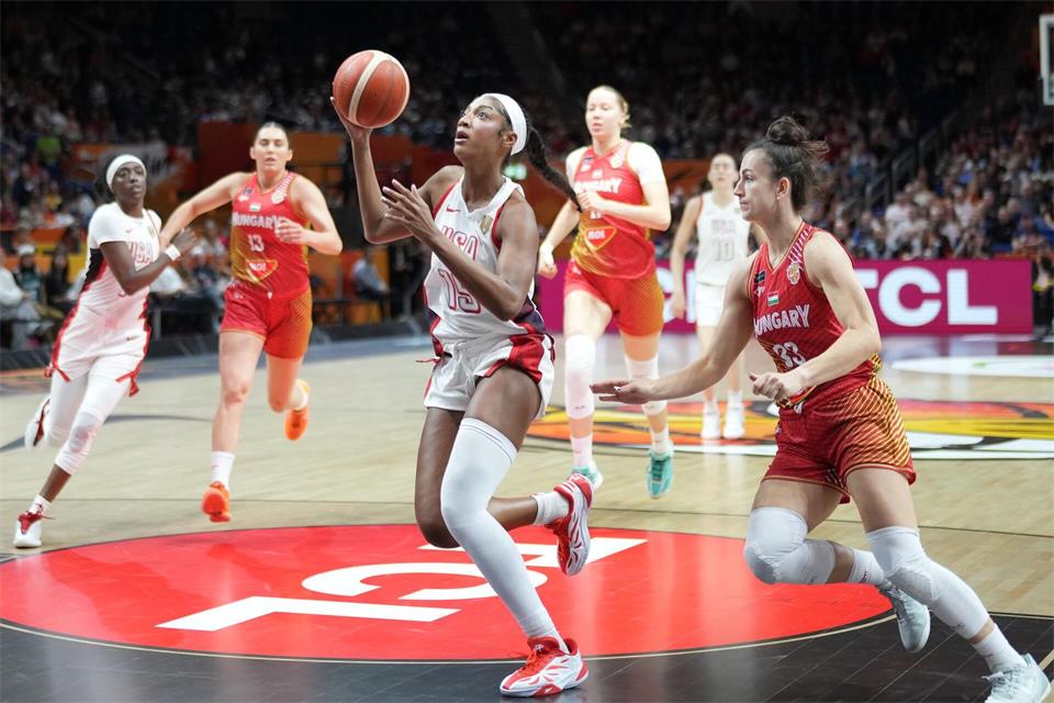 Angel Reese und die US-Basketballerinnen hatten im WM-Viertelfinale keine Mühe. Ebrahim Noroozi/AP/dpa