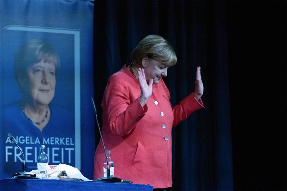 Angela Merkel bekam an mehreren Stellen großen Applaus, auch für Passagen zu ihrer Flüchtlingspolitik.Stefan Sauer/dpa