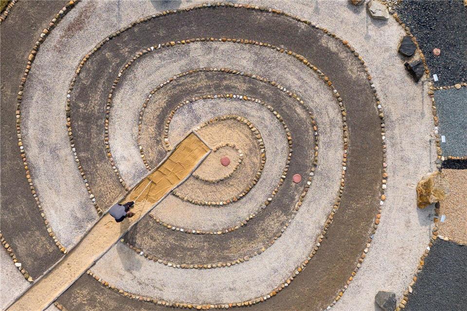 Angelegte Gärten locken in den  Findlingspark Nochten. Sebastian Kahnert/dpa