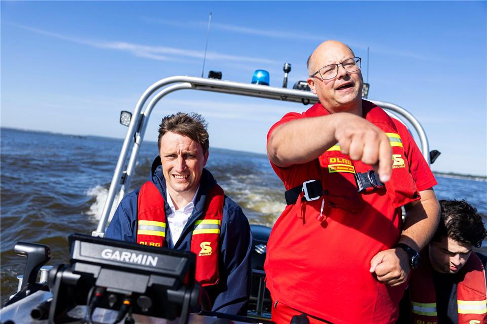 Angeleitet von Raffael Sachse von der DLRG steuerte Lechner (l) ein Rettungsboot über das Steinhuder Meer.Michael Matthey/dpa