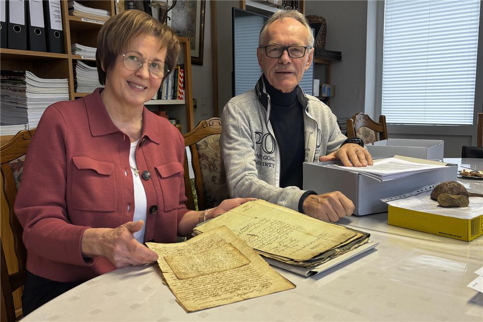 Angelika Brösterhaus und Hannes Schwitte mit alten Dokumenten, die jetzt in digitaler Form für das Heimatarchiv nutzbar gemacht werden.