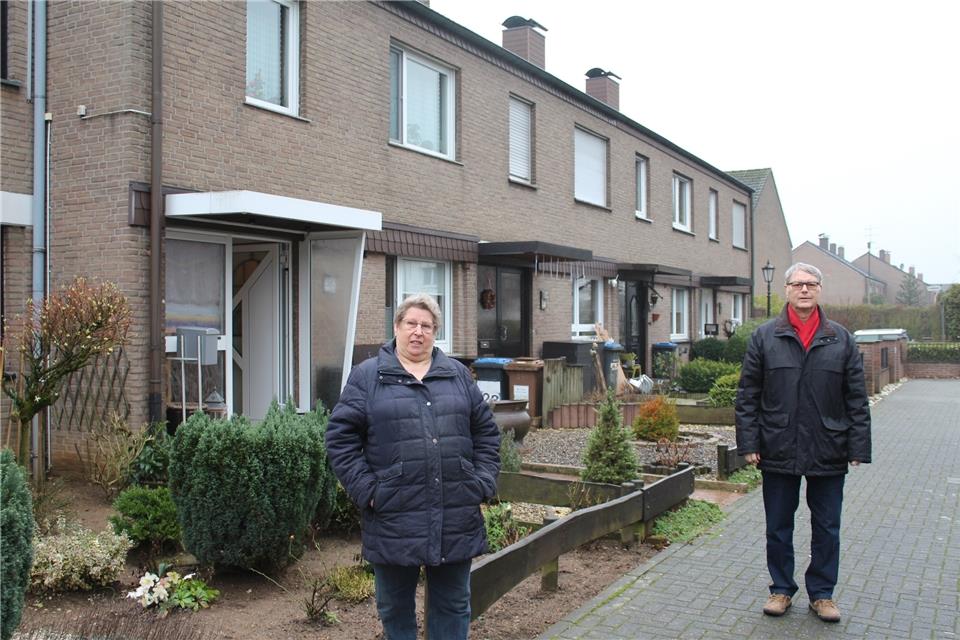 Angelika Kalischewski und Walter Großewilde stehen vor einer Reihe der Häuser, in denen die niederländischen Offiziersfamilien gewohnt haben.