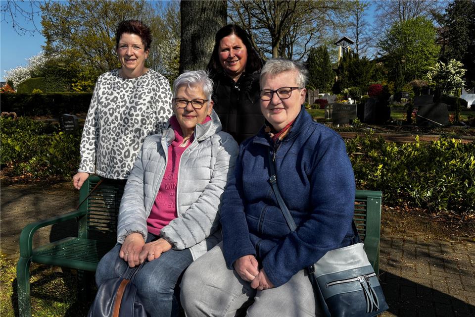 Angelika Kessel (von links), Petra Theemann sowie die Pastoralreferentinnen Lena Glenz und Elisabeth Stein werden die Friedhofsgespräche führen.